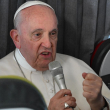 El Papa Francisco habla con los periodistas durante su vuelo de regreso a Roma después de asistir a la reunión de jóvenes católicos de la Jornada Mundial de la Juventud (JMJ), en Lisboa, el 6 de agosto de 2023.