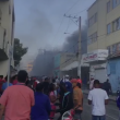 Vecinos observan las columnas de humo, producto de la explosión que se ha registrado la tarde de este lunes en San Cristóbal.
