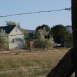 Casas y caminos rurales del pequeño pueblo de Rachel, en Nevada (Estados Unidos)