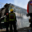 Bomberos miran uno de los edificios destruidos por explosión en San Cristóbal