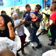 Los familiares de personas desaparecidas por la explosión acuden a los hospitales buscando información.