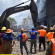 Las unidades de bomberos, junto a personal de la Defensa Civil, el Ejército y otros organismos públicos continuaban ayer luchando contra los incendios que están activos en la zona de desastre provocada por la explosión en la calle Padre Ayala, San Cristóbal.