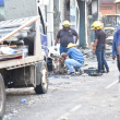 Oficiales del Ejército cuando recogían evidencias para investigar la causa de la explosión de devastó una zona comercial en San Cristóbal.