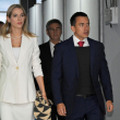 El candidato presidencial ecuatoriano Daniel Noboa, vestido con un chaleco antibalas y acompañado de su esposa Lavinia Valbonesi, llega a la sede de Ecuador TV antes del inicio del debate presidencial el 13de  agosto pasado.