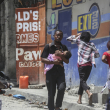 Los residentes huyen de sus hogares para escapar de los enfrentamientos entre bandas armadas en el distrito Carrefour-Feuilles de Puerto Príncipe