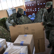 Miembros de las fuerzas armadas distribuyen material electoral para los comicios de este domingo.