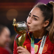 La defensora española # 19 Olga Carmona besa el trofeo después de ganar el partido de fútbol final de la Copa Mundial Femenina de Australia y Nueva Zelanda 2023 entre España e Inglaterra en el Estadio Australia en Sydney el 20 de agosto de 2023.