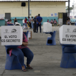 Un votante marca su boleta durante las elecciones presidenciales en Guayaquil