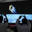 Periodistas filman la transmisión en vivo del aterrizaje de la nave espacial Chandrayaan-3