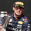 Max Verstappen exhibe su trofeo tras ganar el Gran Premio de Zandvoort este domingo