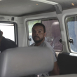 Sospechoso colombiano no identificado, sentado en una camioneta esposado, quien comparecerá ante un juez por el asesinato de Jovenel Moise.