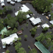 Esta fotografía aérea muestra viviendas rodeadas por inundaciones en Steinhatchee, Florida
