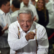 El presidente mexicano, Andrés Manuel López Obrador, hace gestos después de dar un informe gubernamental en Campeche, Estado de Campeche, México, el 1 de septiembre de 2023. El presidente mexicano, Andrés Manuel López Obrador, realizó este viernes su primer recorrido a bordo del Tren Maya, un proyecto turístico faraónico que ha sido objeto de demandas de vecinos, activistas y organizaciones ambientalistas.