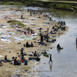 Mujeres haitianas lavan ropa en el río Masacre, frontera natural entre República Dominicana y Haití.