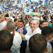 El presidente Luis Abinader se confunde con seguidores en acto de campaña.