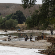 Oficiales de la Guardia Civil registraron a través de un río en la localidad de Aldea del Fresno, en la región de Madrid, el 4 de septiembre de 2023.