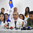 El doctor Senén Caba, junto al infectólogo Clemente Terrero y otros dirigentes del Colegio Médico Dominicano, cuando anunciaban el levantamiento del paro para sumarse a la lucha contra el dengue.