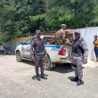 Agentes policiales trasladan a sus hogares a estudiantes haitianos en Dajabón