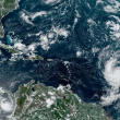 Esta imagen satelital, proporcionada por la Oficina Nacional de Administración Oceánica y Atmosférica de Estados Unidos el miércoles 6 de septiembre de 2023, muestra al huracán Lee (derecha), en el Océano Atlántico.