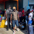 Estos haitianos esperan ingresar a su país, pero la frontera sigue cerrada