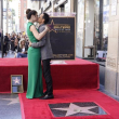 Marc Anthony y Nadia Ferreira se dieron un beso como celebración en el acto de recibimiento de una estrella en el Paseo de la Fama de Hollywood.