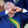 El presidente brasileño, Luiz Inácio Lula da Silva, hace la señal del corazón durante un desfile militar el Día de la Independencia en Brasilia, ayer.