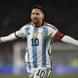 Lionel Messi festeja luego de anotar un gol de penal en el partido frente a Ecuador.