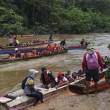 Migrantes llegan en bote a la Estación Temporal de Asistencia Humanitaria, en Lajas Blancas, Darién, Panamá, el 18 de agosto de 2023.