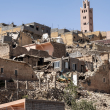 El minarete de una mezquita se encuentra detrás de casas dañadas o destruidas después de un terremoto en Moulay Brahim, provincia de Al-Haouz.