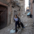 Una mujer evacua con sus pertenencias entre los escombros del casco antiguo de Marrakech, dañado por el terremoto, el 9 de septiembre de 2023.