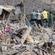 La gente busca entre los escombros tras el mortal terremoto de magnitud 6,8 del 8 de septiembre en la aldea de Imi N'Tala, cerca de Amizmiz, en el centro de Marruecos.