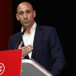 En esta imagen distribuida por la Real Federación Española de Fútbol (RFEF) el 25 de agosto de 2023, el presidente de la RFEF, Luis Rubiales, pronuncia un discurso durante una asamblea general extraordinaria de la federación el 25 de agosto de 2023 en Las Rozas de Madrid.