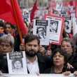 El presidente de Chile, Gabriel Boric, en el centro, participa en una manifestación que conmemora el 50 aniversario de un golpe militar liderado por el general Augusto Pinochet frente al palacio presidencial de La Moneda en Santiago, Chile, el domingo 10 de septiembre de 2023.