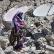 Una mujer busca entre los escombros de su casa en la aldea de Imoulas, en la provincia de Taroudant, una de las más devastadas en Marruecos tras el terremoto, el 11 de septiembre de 2023.