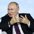 En esta imagen distribuida por Roscongress Foundation, el presidente de Rusia, Vladímir Putin, gesticula durante una intervención en el Foro Económico Oriental en Vladivostok, Rusia, el 12 de septiembre de 2023. (Sergey Shinov, Roscongress