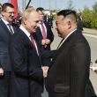 El presidente de Rusia, Vladímir Putin (izquierda), y el líder norcoreano, Kim Jong Un, se estrechan la mano durante un encuentro en el cosmódromo de Vostochny, a las afueras de la ciudad de Tsiolkovsky, a unos 200 kilómetros (125 millas) de la ciudad de Blagoveshchensk, en la región de Amur, en el extremo oriental de Rusia, el 13 de septiembre de 2023.