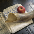 El sonido del shofar se escucha en la sinagoga, tradicionalmente celebran en familia y comen manzanas sumergidas en miel augurando un año dulce y próspero.