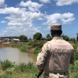 Militares haitianos y dominicanos estuvieron ayer vigilando, ambos en sus territorios, hacia el  lugar donde es construido el canal de riego.