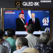Una pantalla de televisión muestra una imagen de la reunión entre el presidente de Rusia, Vladímir Putin (derecha), y el líder de Corea del Norte, Kim Jong Un, en un noticiero, en la estación de tren de Seúl, en Corea del Sur, el 14 de septiembre de 2023.