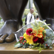 Flores a los pies de una escultura del artista colombiano Fernando Botero