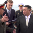 Kim Jong Un (derecha), escucha al ministro ruso de Defensa, Sergei Shoigu