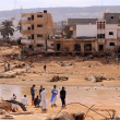 Los equipos de rescate ayudan en las labores de socorro en la ciudad de Derna, en el este de Libia, el 17 de septiembre de 2023, tras inundaciones repentinas mortales.