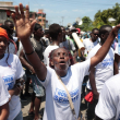 Manifestantes caminan quemando neumáticos durante una protesta contra la inseguridad en Puerto Príncipe, Haití, el domingo 17 de septiembre de 2023.