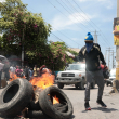 Durante la protesta, los haitianos quemaron gomas en diversas calles.