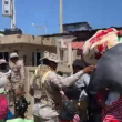 Con ajuares y maletas en mano que en ocasiones se les caían al suelo o que sostenían en sus cabezas, cientos de haitianos continuaban este lunes retornando a Haití voluntariamente, ante el cierre total por tiempo indefinido de la frontera.