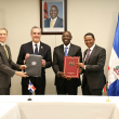 Los presidentes Luis Abinader y William Ruto junto a los cancilleres República Dominicana y Kenia, Roberto Álvarez y Alfred Mutua, respectivamente.