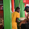 La mayoría de los haitianos del lugar viven de la venta de comestibles.