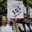 Maestros y enfermeras exigen mejores salarios en Caracas, Venezuela
