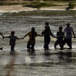 Migrantes forman una cadena humana para cruzar el Río Bravo desde México a Estados Unidos, el 21 de septiembre de 2023, en Eagle Pass, Texas. (AP Foto/Eric Gay)


Migrantes forman una cadena humana para cruzar el Río Bravo desde México a Estados Unidos, el 21 de septiembre de 2023, en Eagle Pass, Texas.