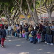 Migrantes de diversas nacionalidades hacen fila para ingresar a Estados Unidos por la garita del Chaparral, el 21 de septiembre de 2023 en Tijuana, Baja California (México).